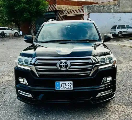 Toyota Land Cruiser V8 white SUV